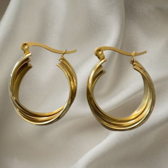 Jewelry - Cute little Gold Earrings
